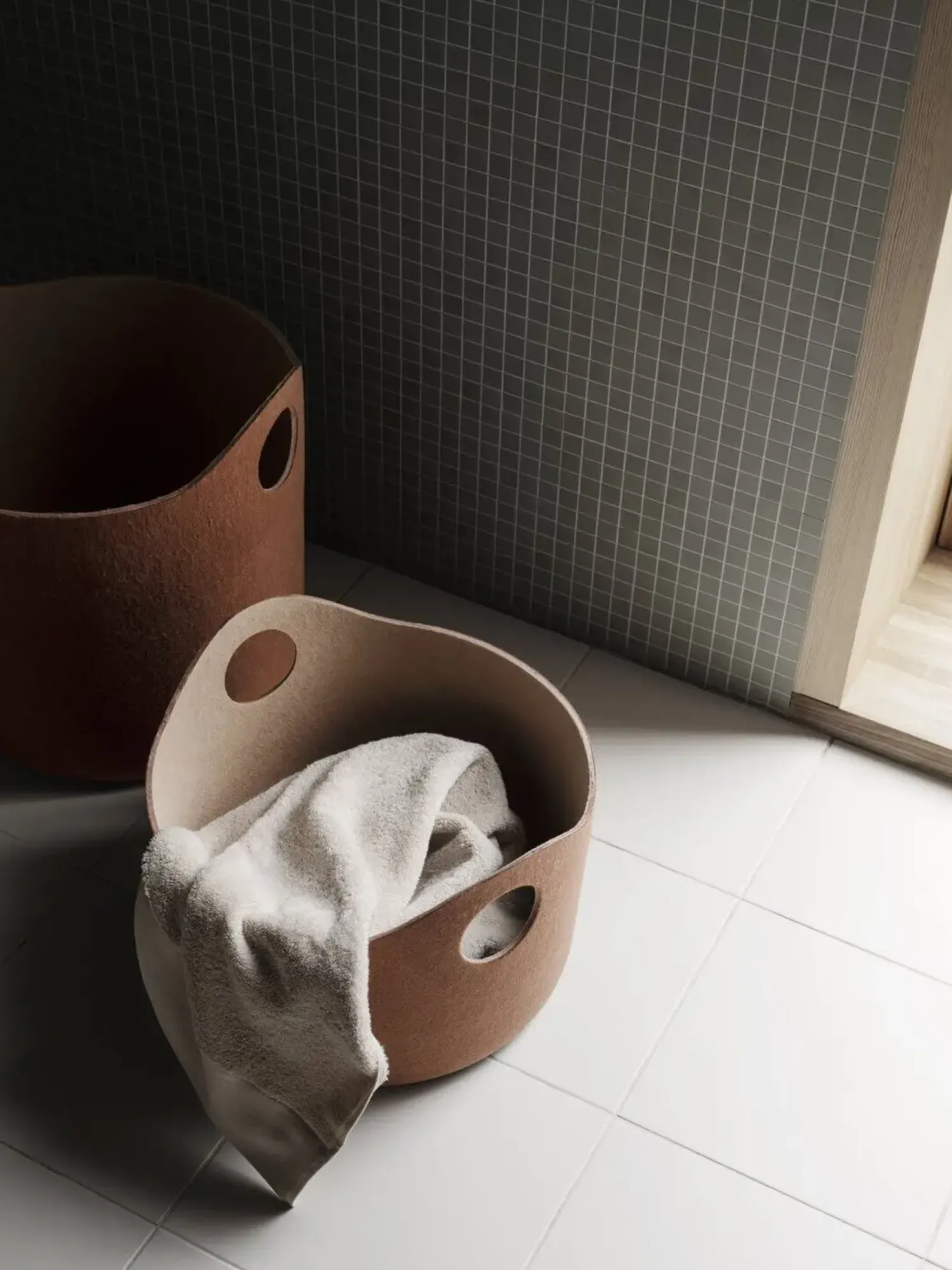 New Blomus - Felt Basket M - Rustic Brown/Tan - TIGGY