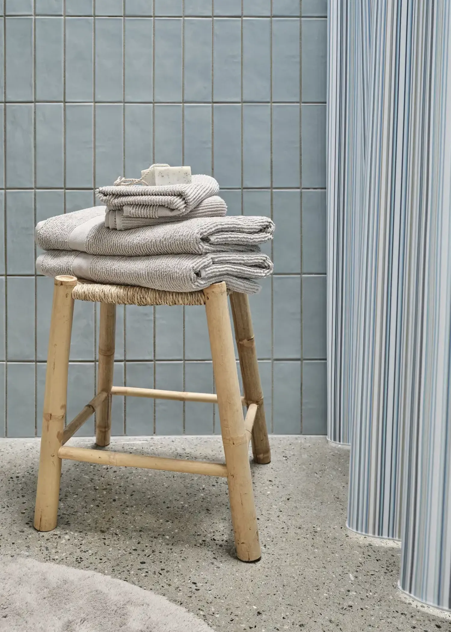 Hot Compliments - Badeforhæng - Spectrum shower curtain w/tape 200 cm - Blå