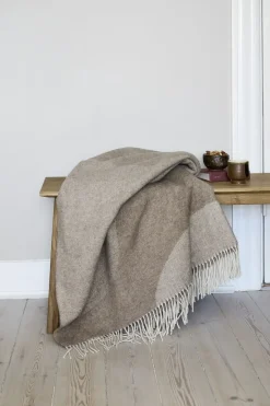 Clearance Compliments - Plaid - Waves Throw 140x200 cm - Sand