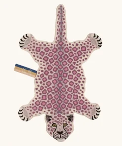 Best Doing Goods - Lilly Leopard Gulvtæppe - Small - Pink - 92 x 62 cm
