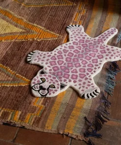 Best Doing Goods - Lilly Leopard Gulvtæppe - Small - Pink - 92 x 62 cm