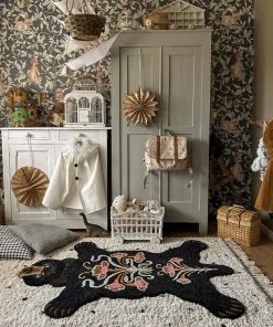 Best Doing Goods - Sort bjørne tæppe - Blooming Black Bear - Large - 143x97 cm