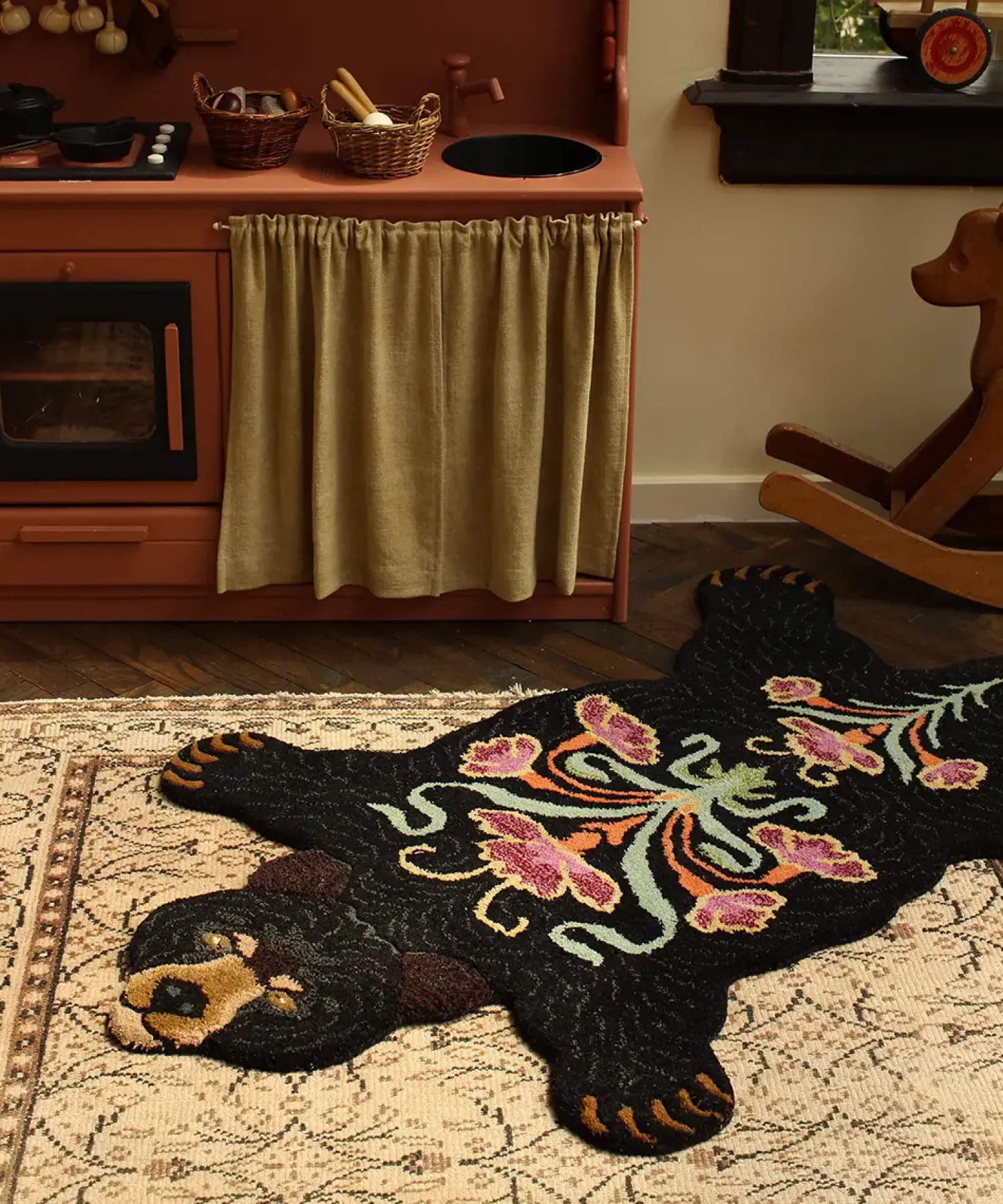 Best Doing Goods - Sort bjørne tæppe - Blooming Black Bear - Large - 143x97 cm