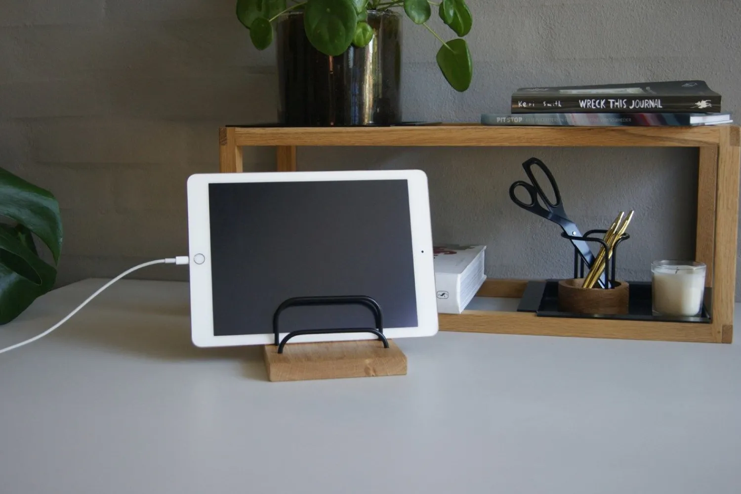 New Dot Aarhus - Brass Dock - Tabletholder - Eg/Sort