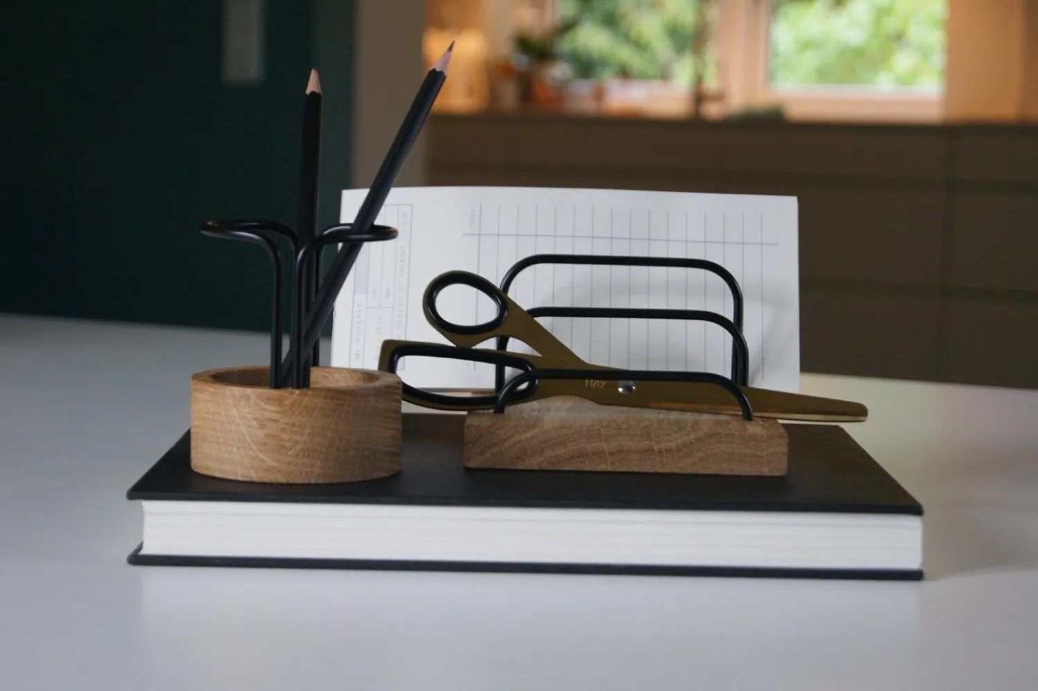 New Dot Aarhus - Brass Dock - Tabletholder - Eg/Sort