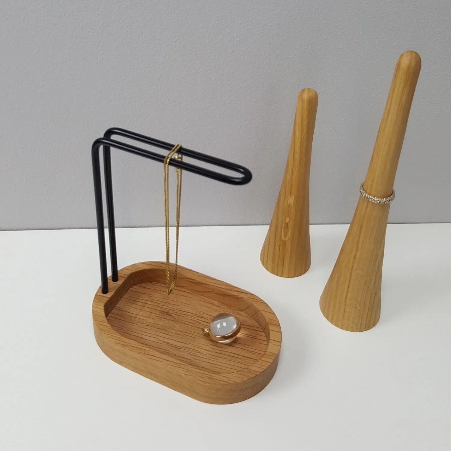 Clearance Dot Aarhus - Hang On - Smykkeholder - Eg/Sort