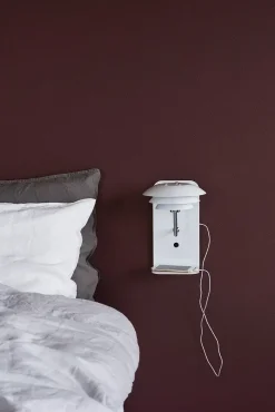 Online Dyberg Larsen - DL20 USB Hylde inkl. Lampe - Hvid