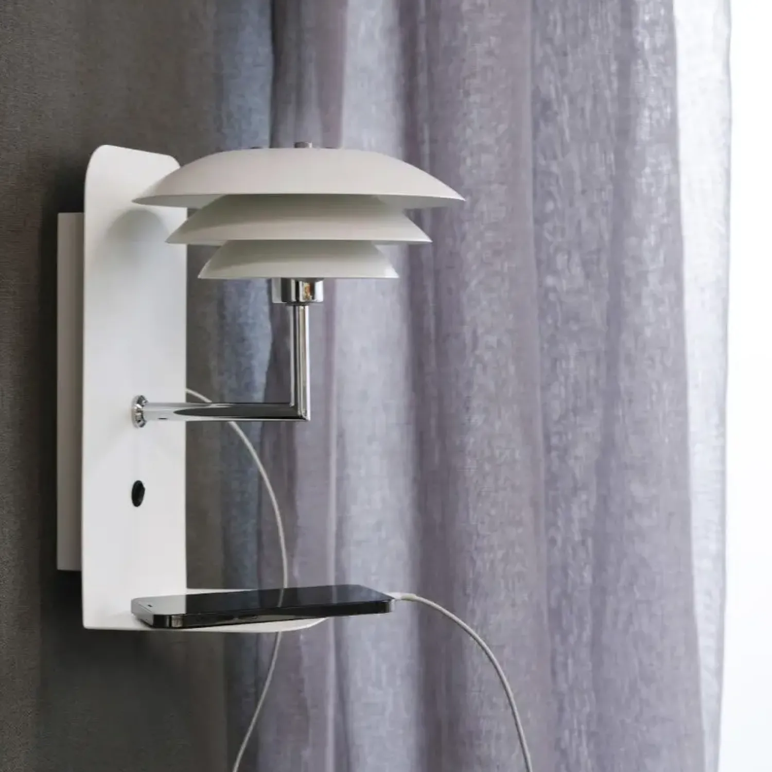Online Dyberg Larsen - DL20 USB Hylde inkl. Lampe - Hvid