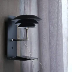 Outlet Dyberg Larsen - DL20 USB Hylde inkl. Lampe - Sort