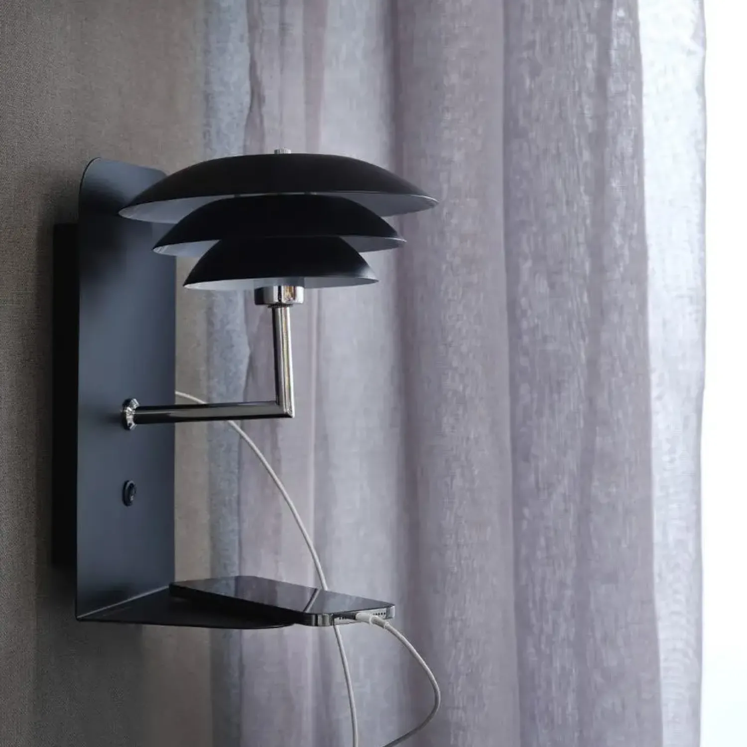 Outlet Dyberg Larsen - DL20 USB Hylde inkl. Lampe - Sort