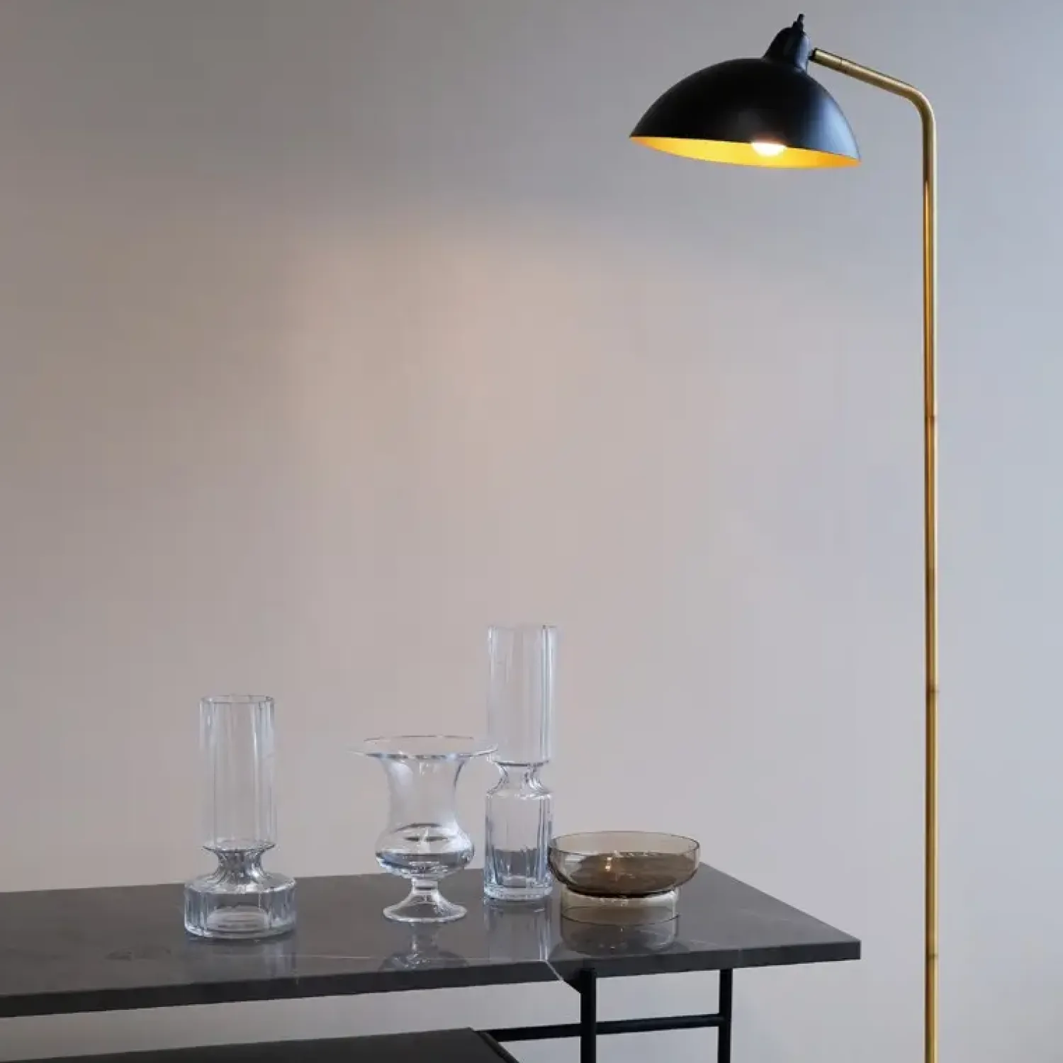 Online Dyberg Larsen - Futura Antik Brass Floor gulvlampe Sort og mørk messing