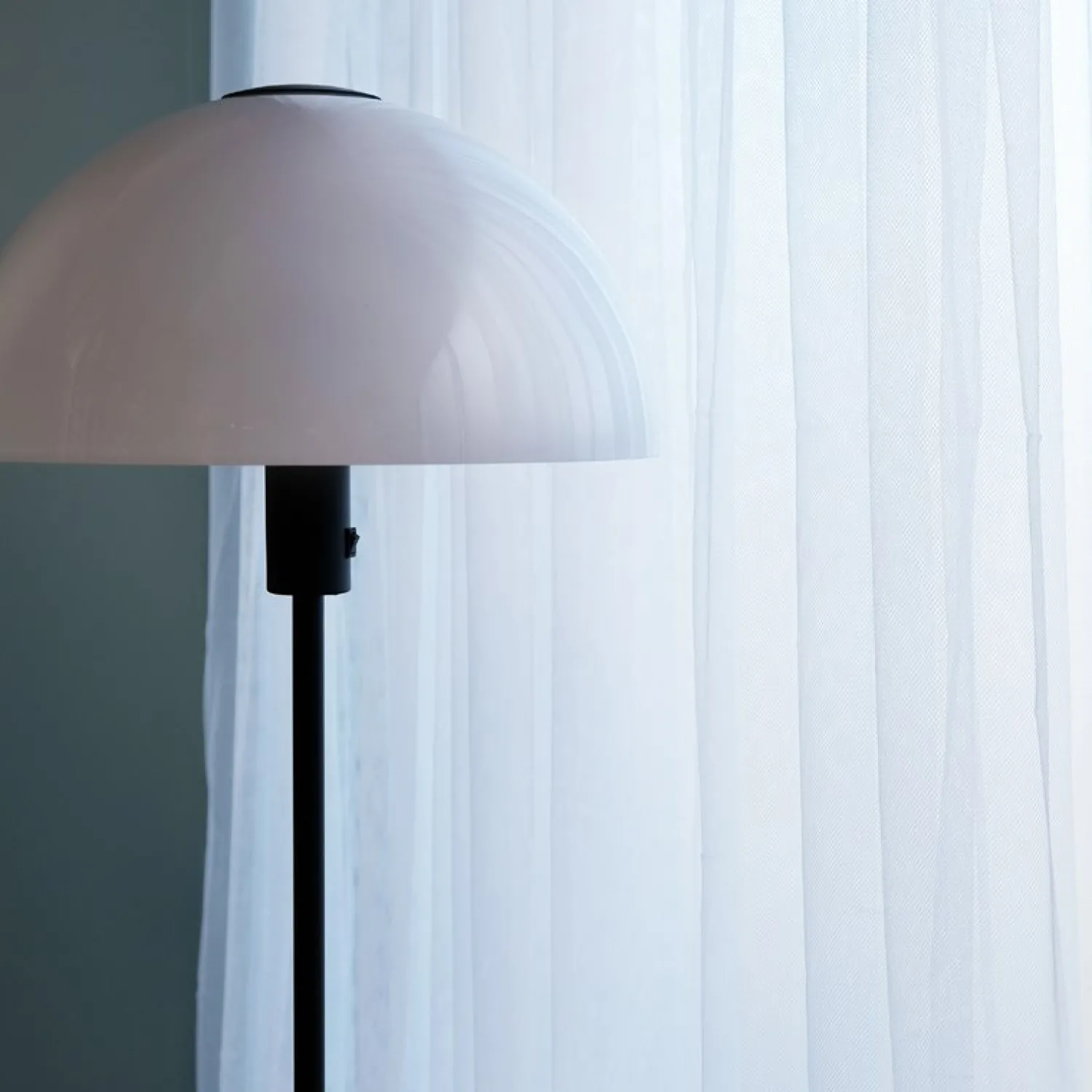 New Dyberg Larsen - Jazz gulvlampe - Opal/Sort