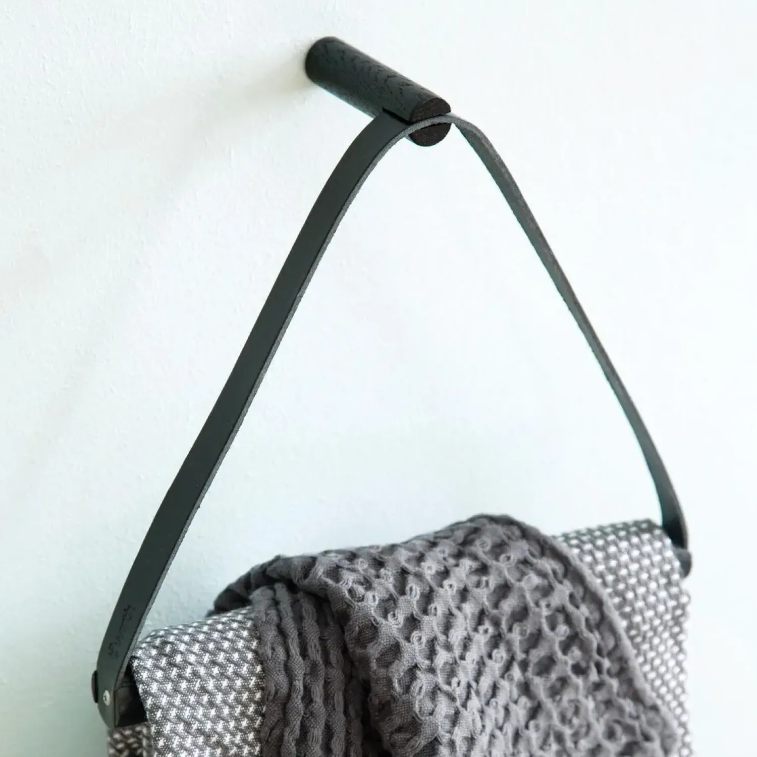 Discount By Wirth Ekta Living - Håndklædeholder - Towel hanger - Eg/Læder - Sort