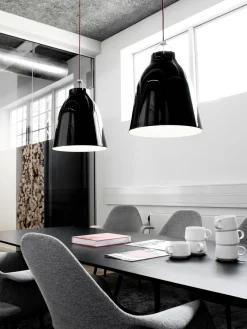Sale Fritz Hansen - Loftlampe - Caravaggio - Sort - P3 Large - Rød ledning 6m