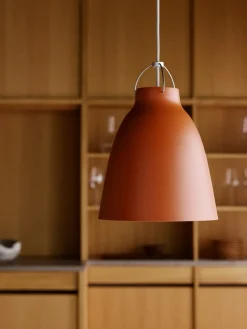 Discount Fritz Hansen - Loftlampe - Caravaggio™ Matt - Rust Rød - P1 Small