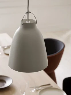 Hot Fritz Hansen - Loftlampe - Caravaggio™ Matt - Varm Grå - P2 Medium