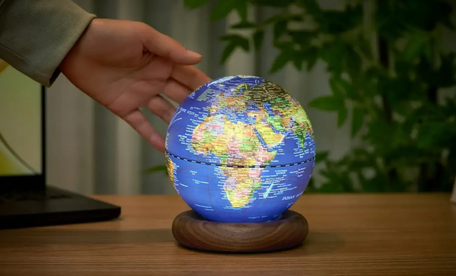 Gingko - Atlas Globe Lamp - Darkblue Mini Walnut base