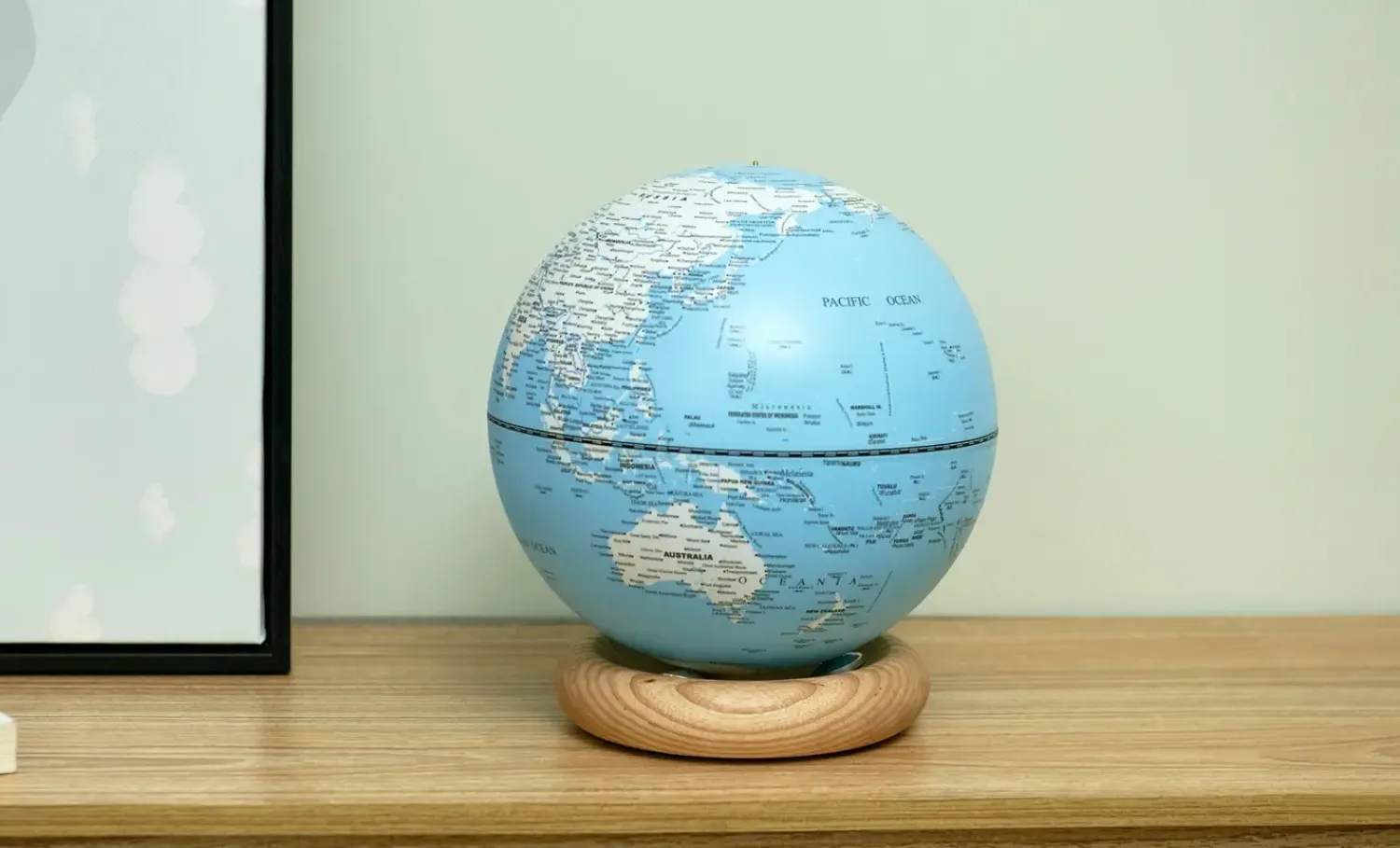 Hot Gingko - Atlas Globe Lamp - Lightblue Large White Ash base