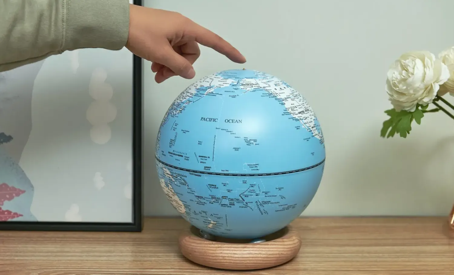 Hot Gingko - Atlas Globe Lamp - Lightblue Large White Ash base