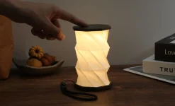Best Gingko - Hexagon Twist Bordlampe - Mini - Walnut Drift - H14 cm