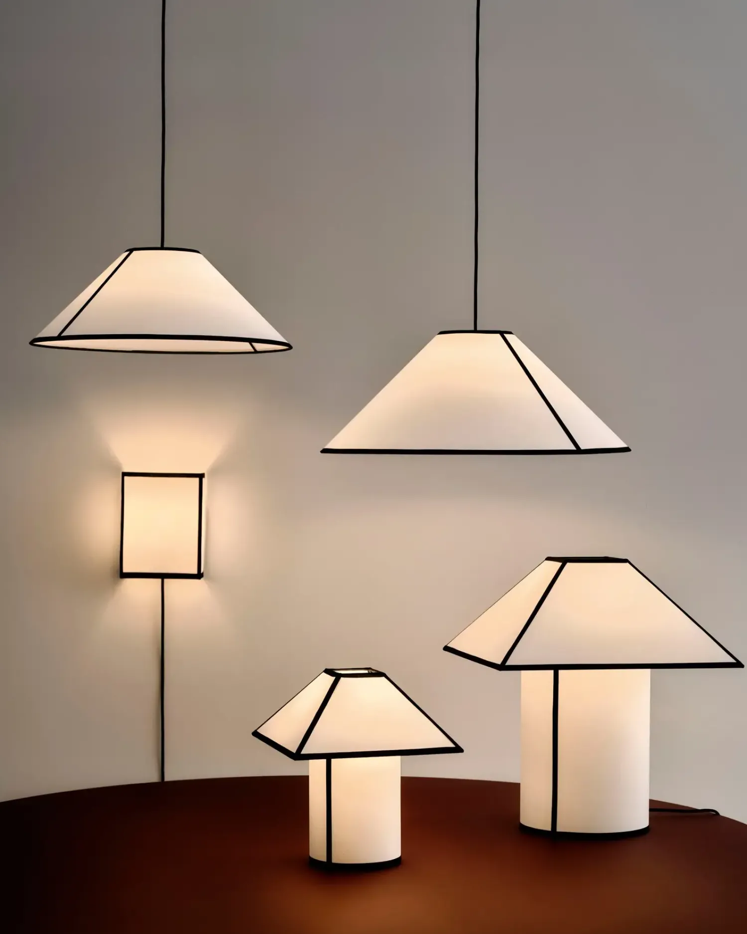 New Hay - Bordlampe - Ava Pyramid - Sort/Hvid - H50 cm