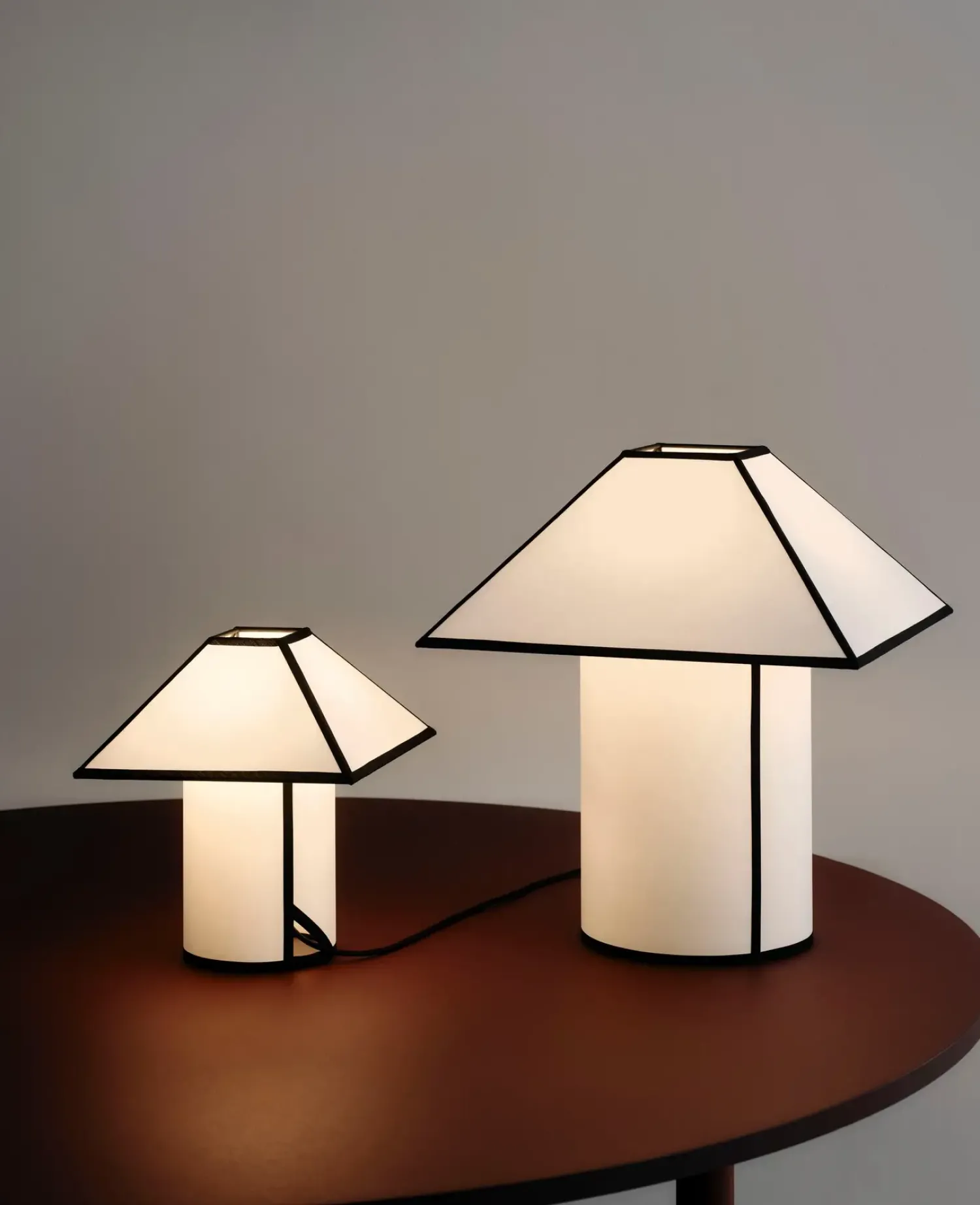 Discount Hay - Bordlampe - Ava Pyramid - Sort/Hvid - H32 cm