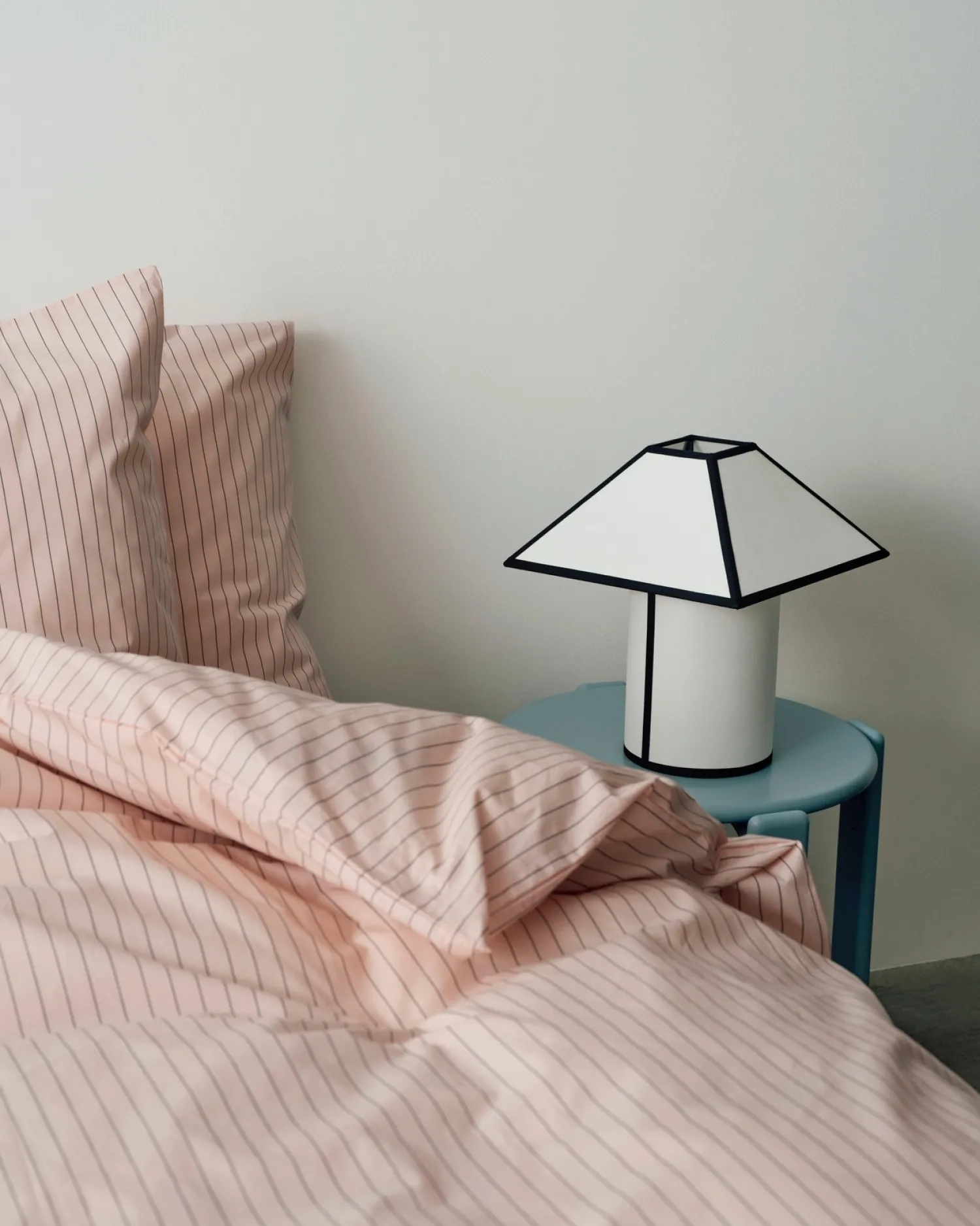 Discount Hay - Bordlampe - Ava Pyramid - Sort/Hvid - H32 cm