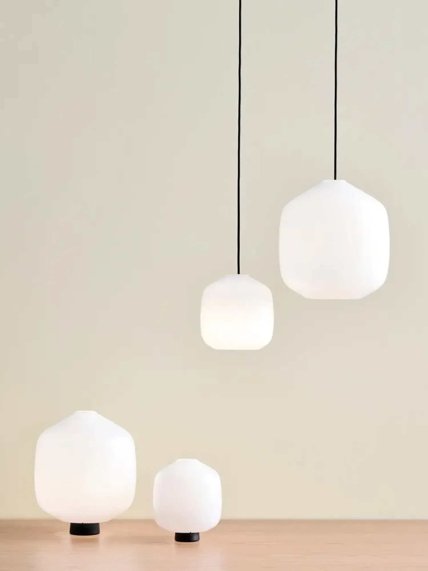 Hay - Buoy Glass Pendel - Sort ledning - Hvid - 200