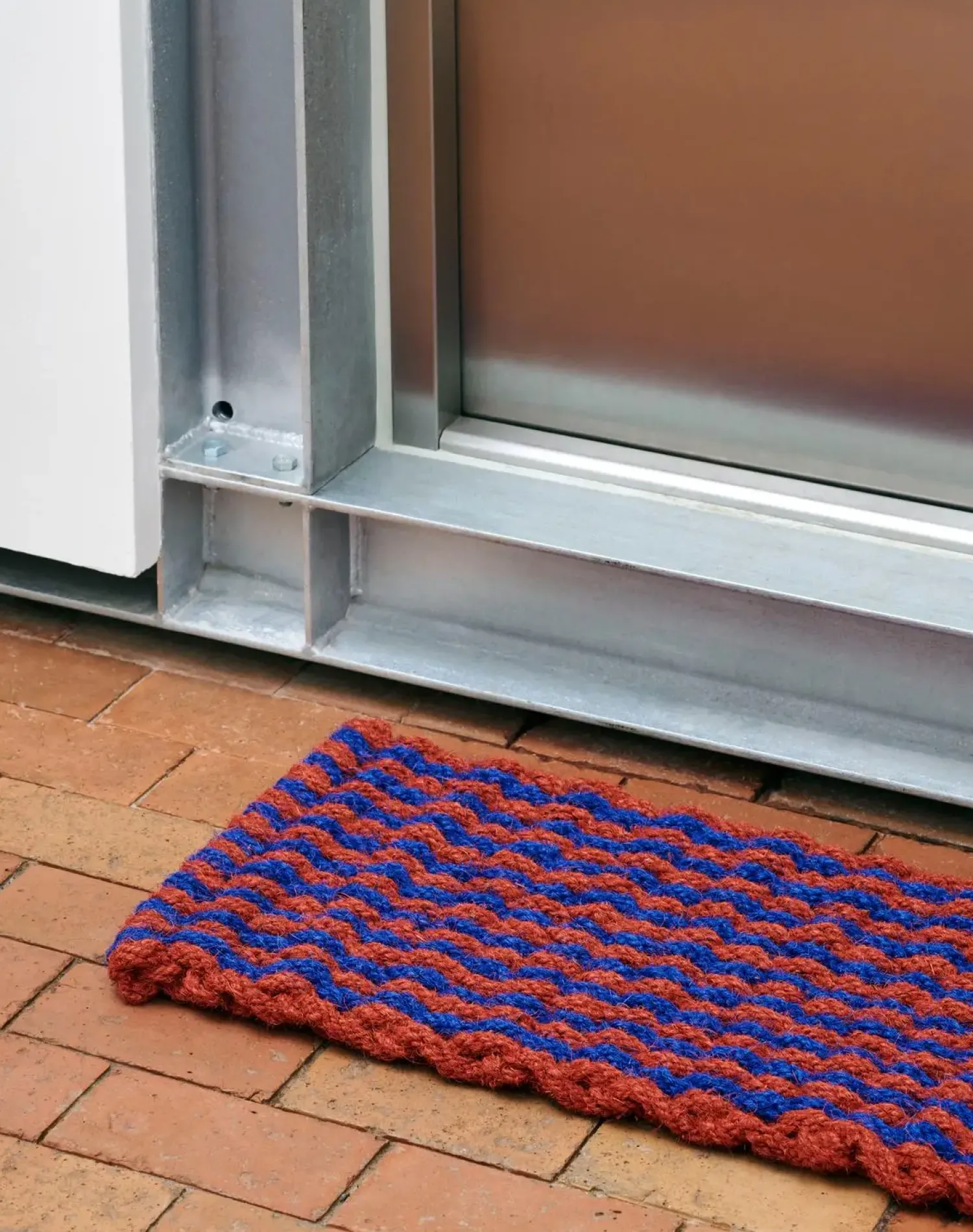 Discount Hay - Coco dørmåtte - Stripe Wave - Brown & Navy - 40x80 cm