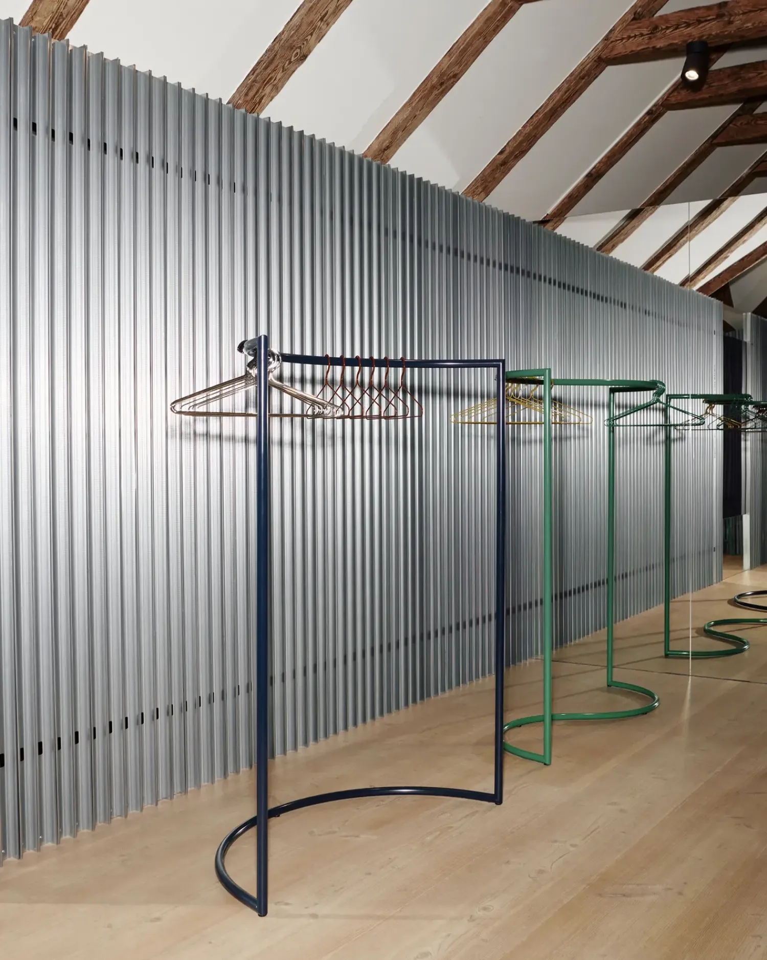 Clearance Hay - garderobestativ - Colour Rack - C-Shape - Standard Grey / grå