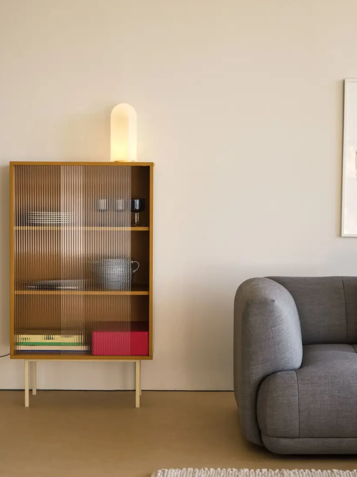 Best Hay - Reol til Gulv med Glaslåger - Colour Cabinet - Gul - Høj model, B75 X D39 X H130 cm