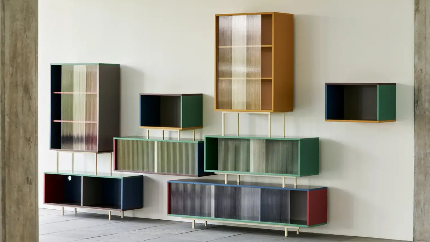 New Hay - Reol til Gulv med Glaslåger - Colour Cabinet - Multi farve - Large, B180 X D39 X H51 cm