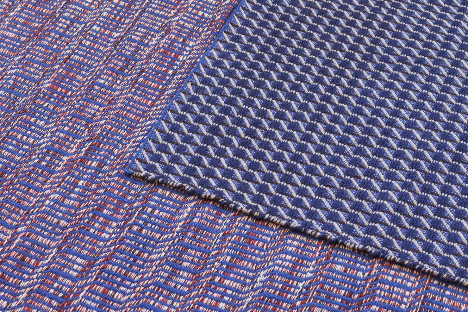 Discount Hay - Tæppe Radio Rug - Red, Blue/Rød, Blå - 170 x 240 cm