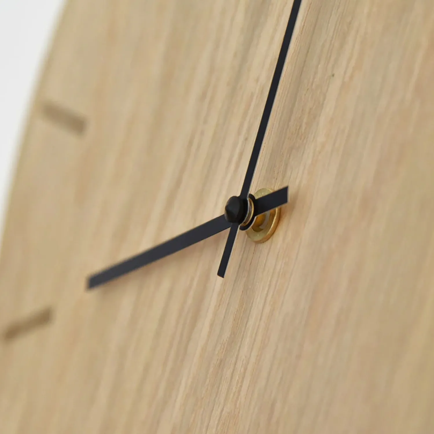 Best Hemverk - Vægur - Light Oak - Eg/Sort - Ø28 cm