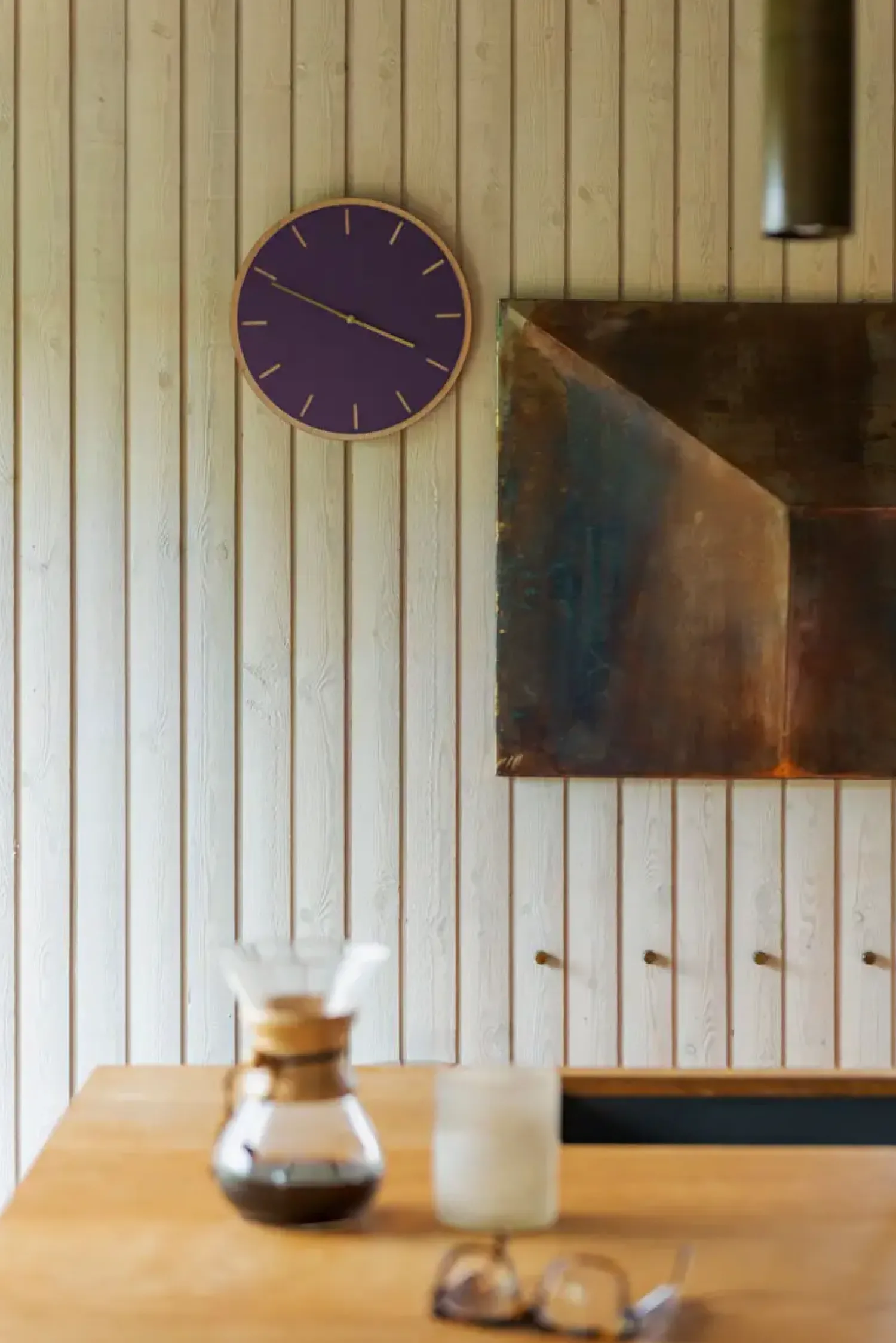 Hot Hemverk - Vægur - Lys Eg/Burgundy - Guld visere - Ø38 cm