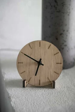 Discount Hemverk - Vægur - Lys Eg - Ø12 cm - Sorte visere