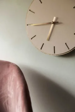 Hot Hemverk - Vægur - Lys Eg/Powder Dusty Rose - Guld visere - Ø38 cm