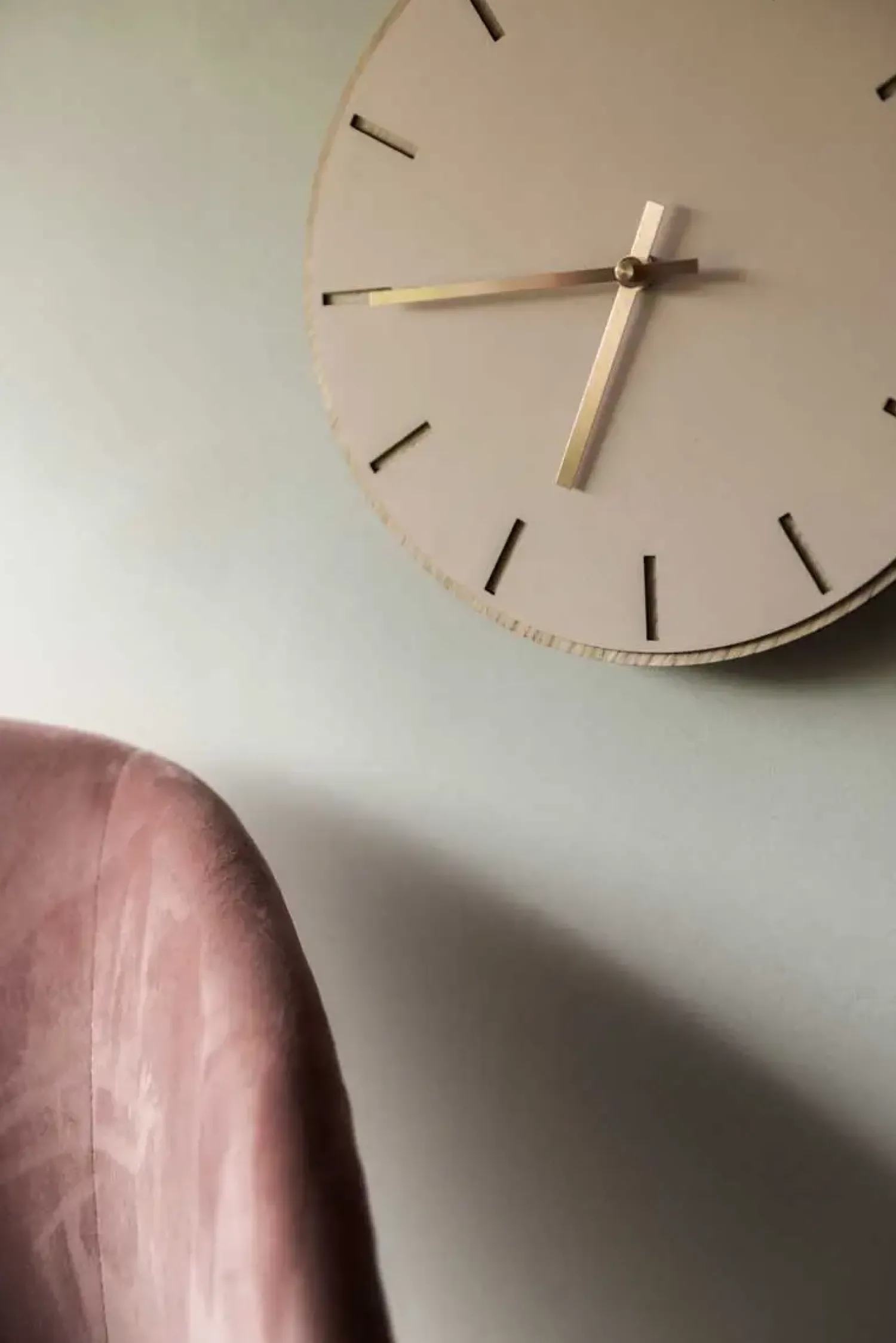 Hot Hemverk - Vægur - Lys Eg/Powder Dusty Rose - Guld visere - Ø38 cm