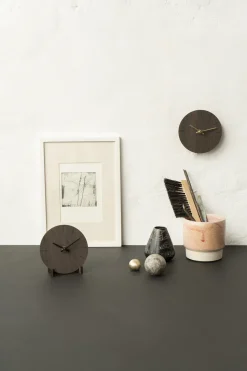 Clearance Hemverk - Vægur - Mørk eg - Ø12 cm - Guld visere