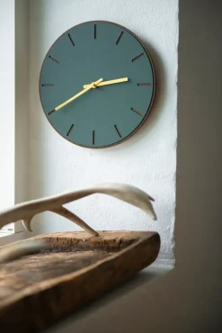 Discount Hemverk - Vægur - Mørk Eg/Conifer Grøn - Sølv visere - Ø38 cm