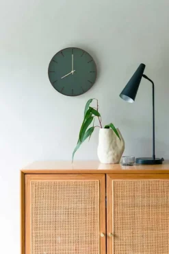 Sale Hemverk - Vægur - Mørk Eg/Conifer Grøn - Guld visere - Ø38 cm