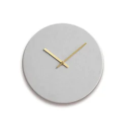 Clearance Hemverk - Vægur - Shape - Lys grå - Guld visere - Ø38 cm