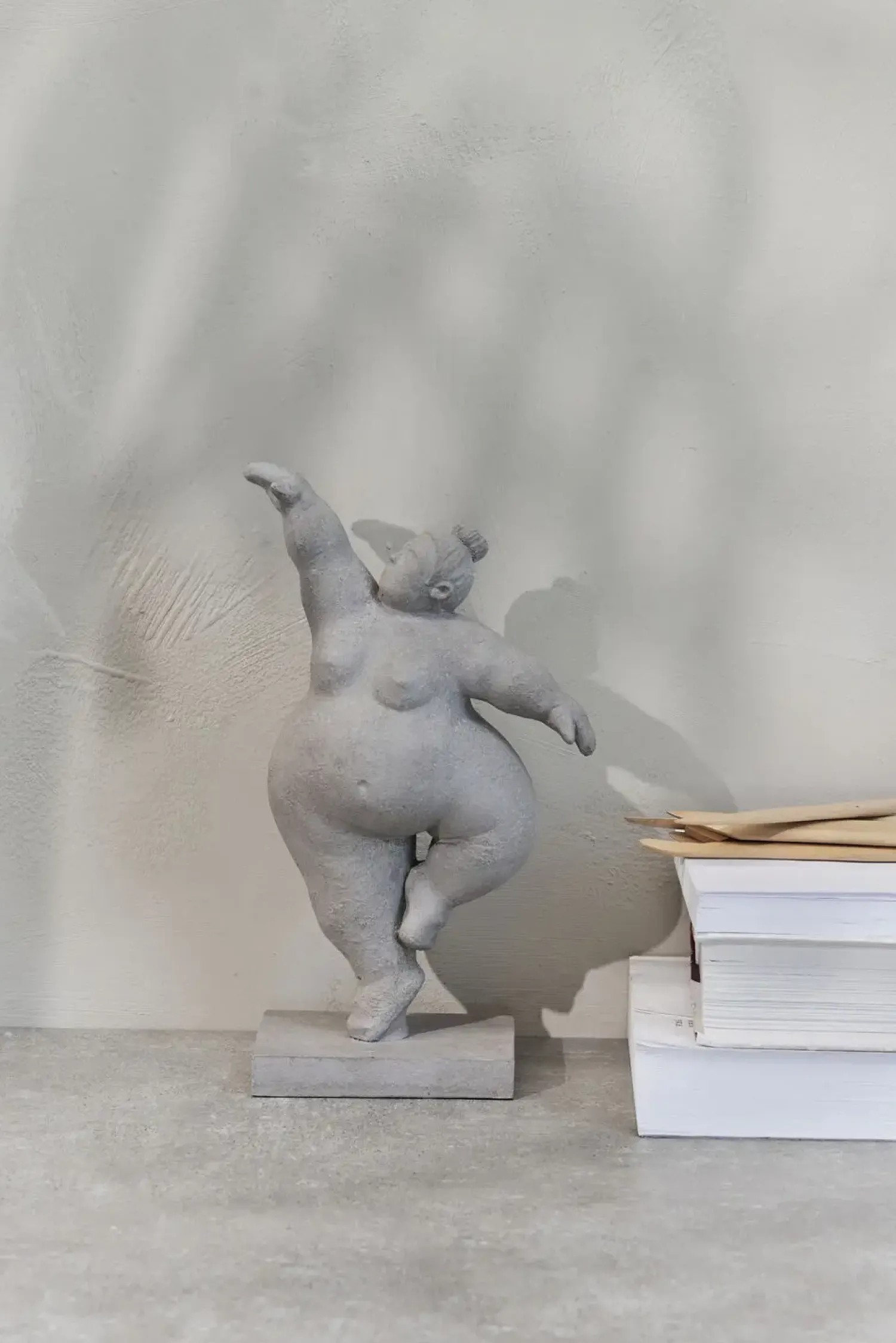 Best Lene Bjerre - Serafina kvinde figur H28,8 cm. grå