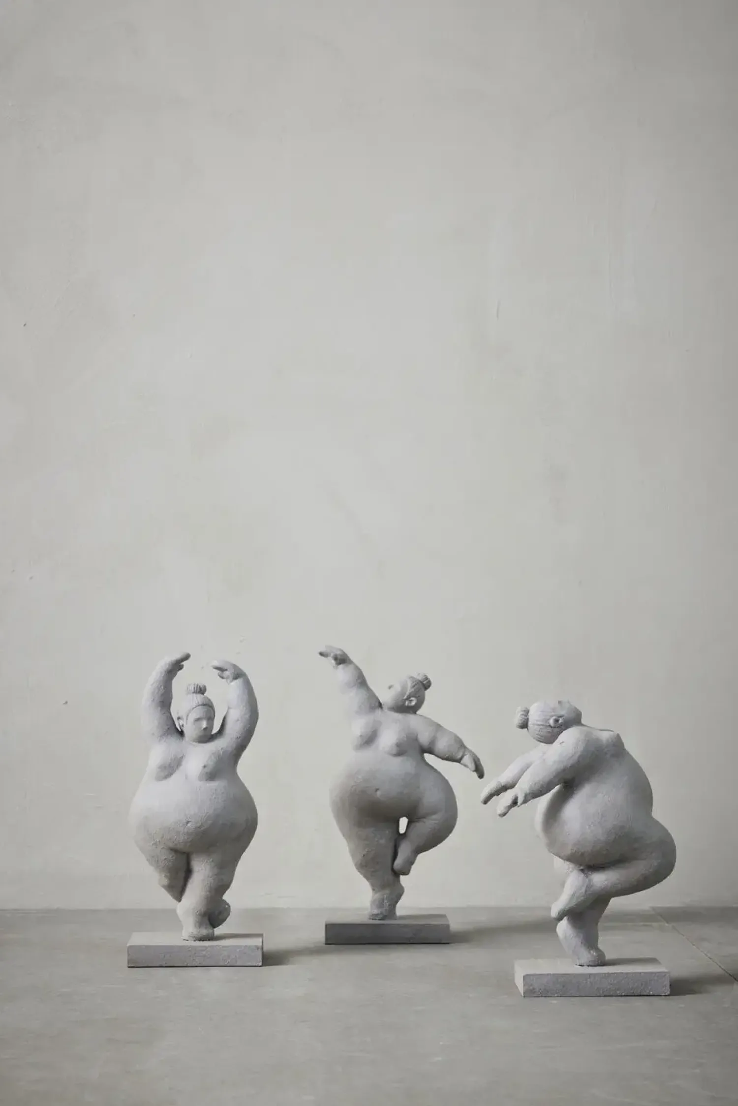 Best Lene Bjerre - Serafina kvinde figur H28,8 cm. grå