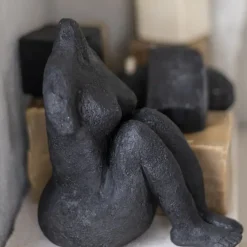 Online Mette Ditmer - ART PIECE Sitting Woman - Sort