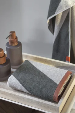 New Mette Ditmer - DIAGONAL towel - Dark olive