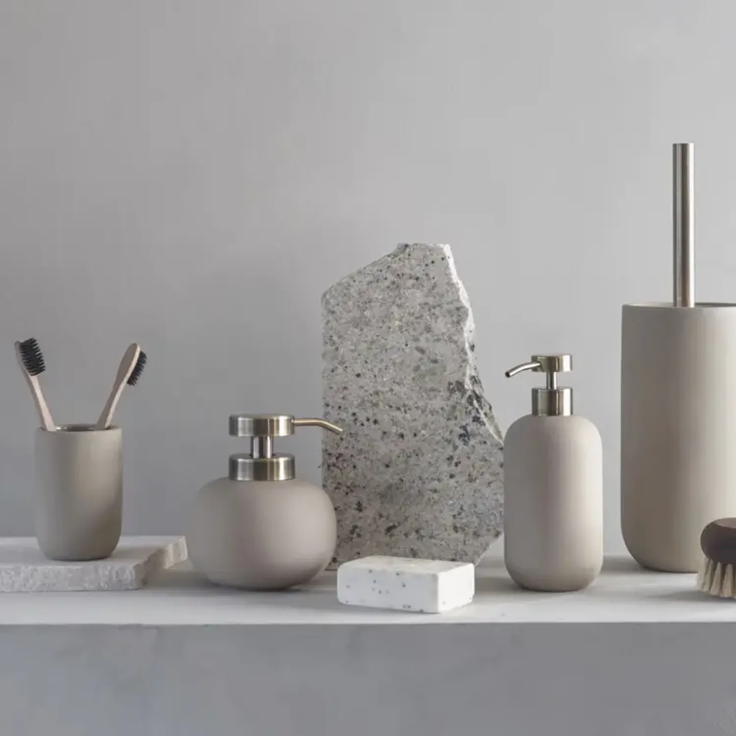 Mette Ditmer - LOTUS dispenser (lav) - Sand