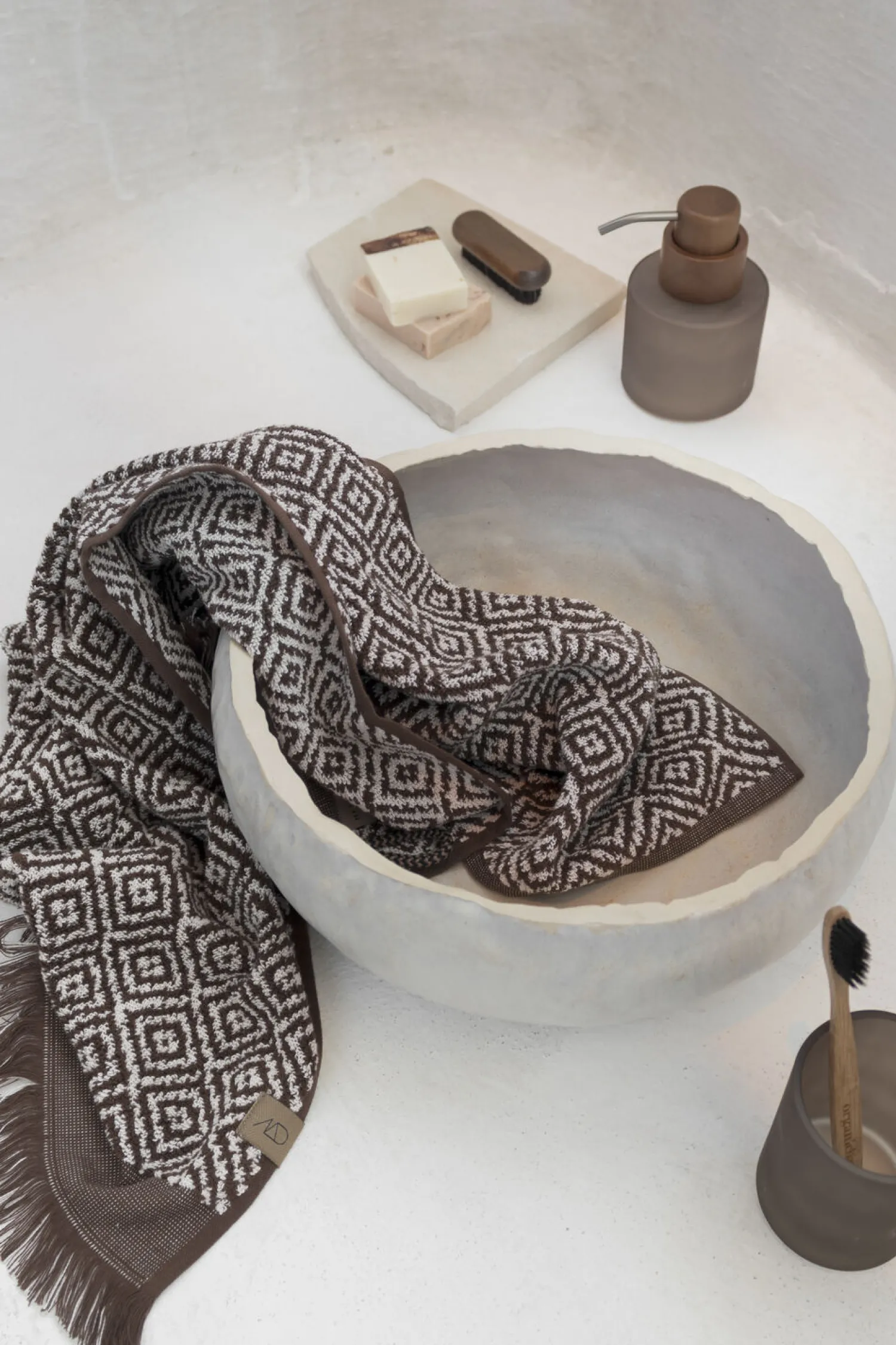 Outlet Mette Ditmer - MOROCCO-håndklæde - Chocolate / Off-white - W70 x L135 cm