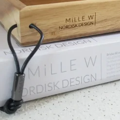 Clearance MILLE W NORDISK DESIGN - Bakke i træ - Grå læder - 15 x 60 cm.
