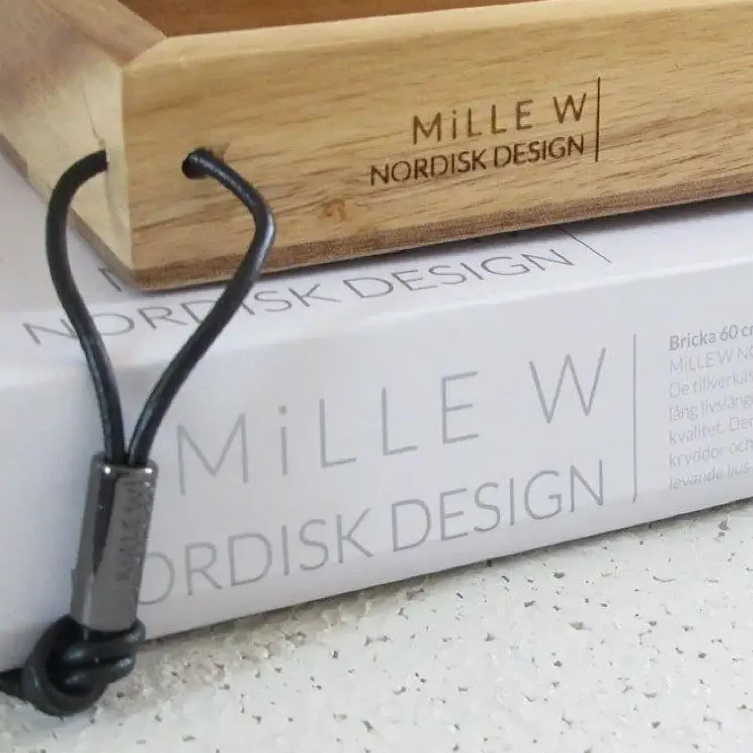 Clearance MILLE W NORDISK DESIGN - Bakke i træ - Beige læder - 15 x 60 cm.